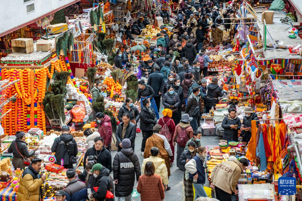 新春走基层|逛大集 购年货 热闹迎新年