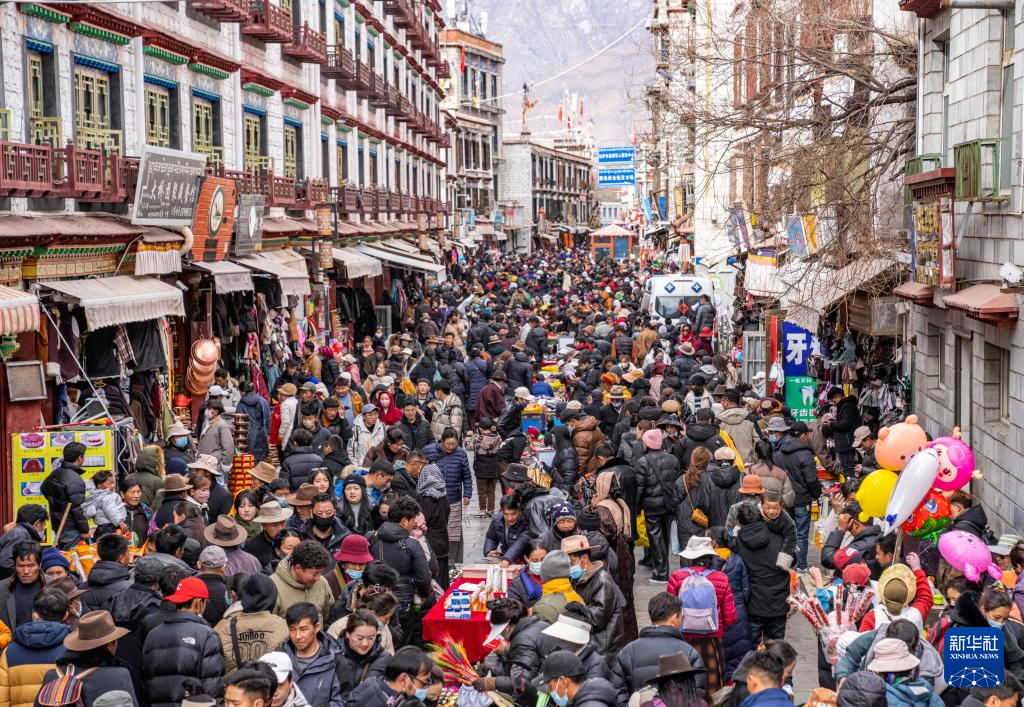 新春走基层|逛大集 购年货 热闹迎新年