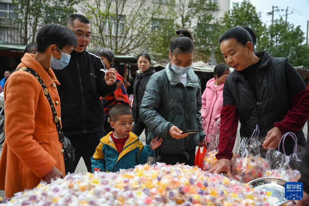 新春走基层|逛大集 购年货 热闹迎新年