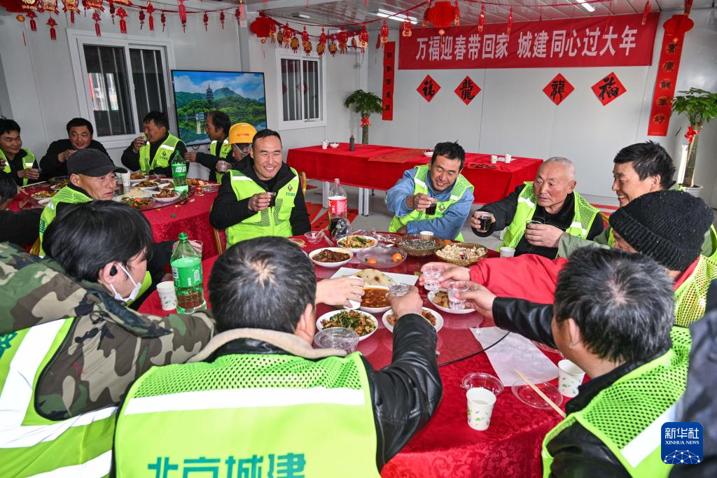 节前慰问一线劳动者