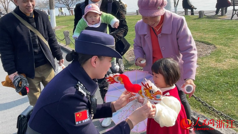 春节“不打烊” 杭州西湖女子巡逻队服务游客