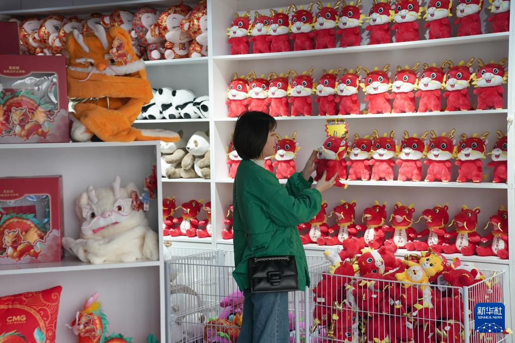 陕西安康：龙年生肖毛绒玩具产销旺