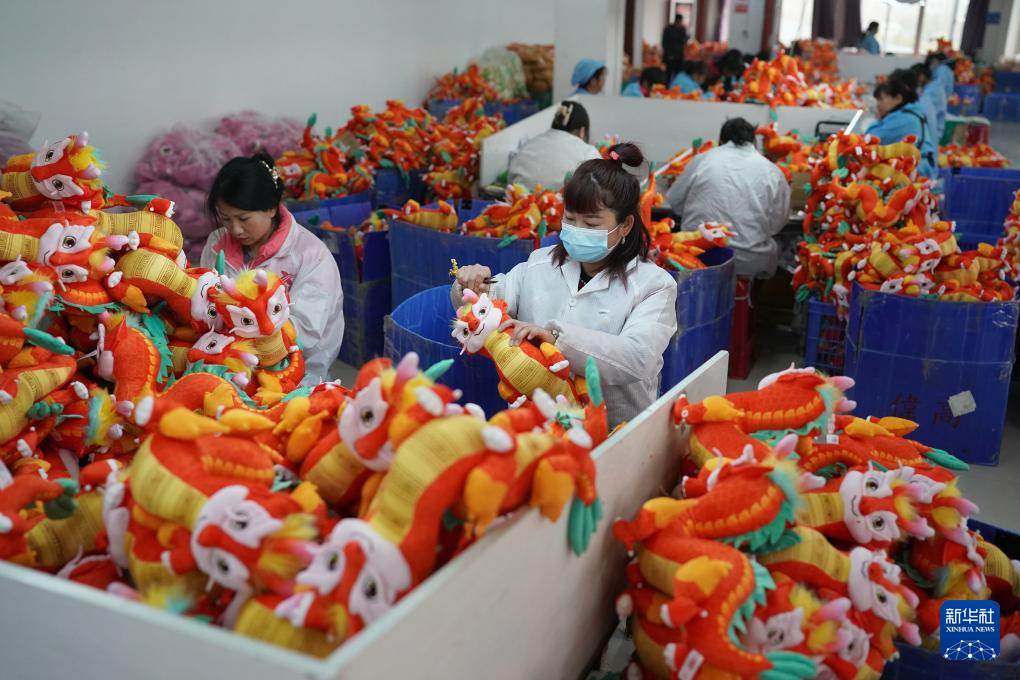 陕西安康：龙年生肖毛绒玩具产销旺