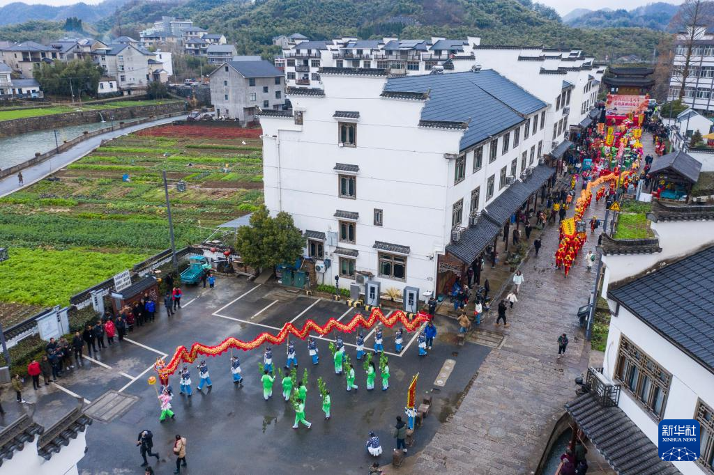 浙江杭州：古镇民俗踩街闹元宵