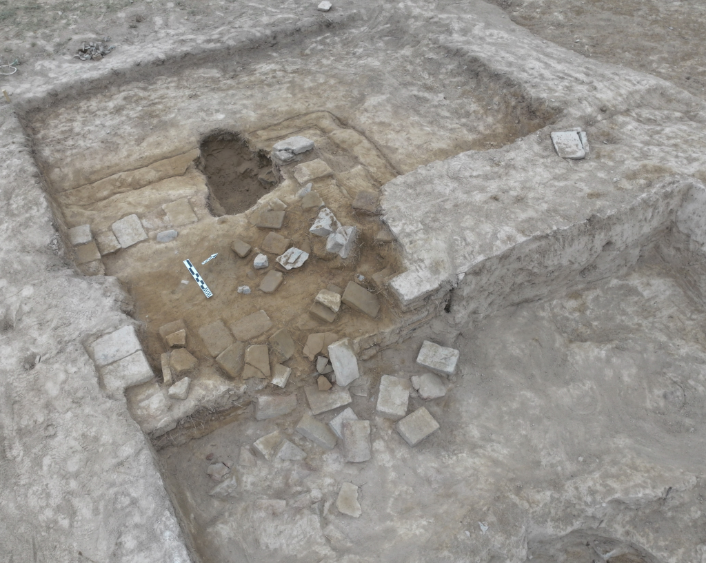 青海都兰热水墓群发现目前陵园规模最大墓葬