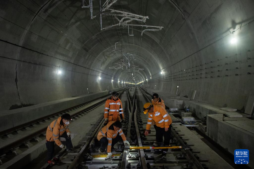 杭温铁路(杭州至温州高速铁路)是一条串联起浙江省内杭州,金义,温州