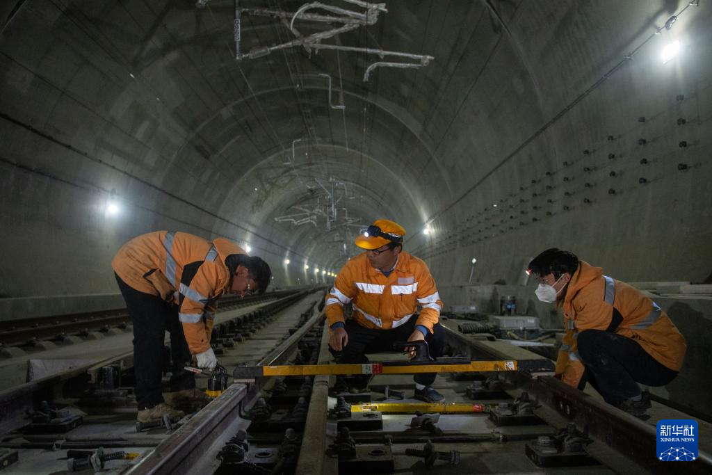 杭温铁路(杭州至温州高速铁路)是一条串联起浙江省内杭州,金义,温州