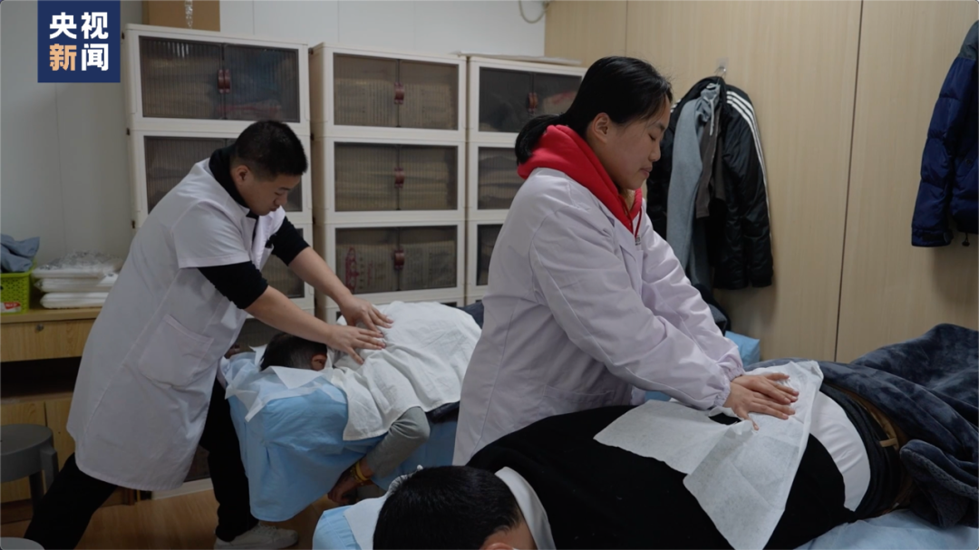 这位人大代表用指尖“读”政府工作报告，他的心愿太戳了