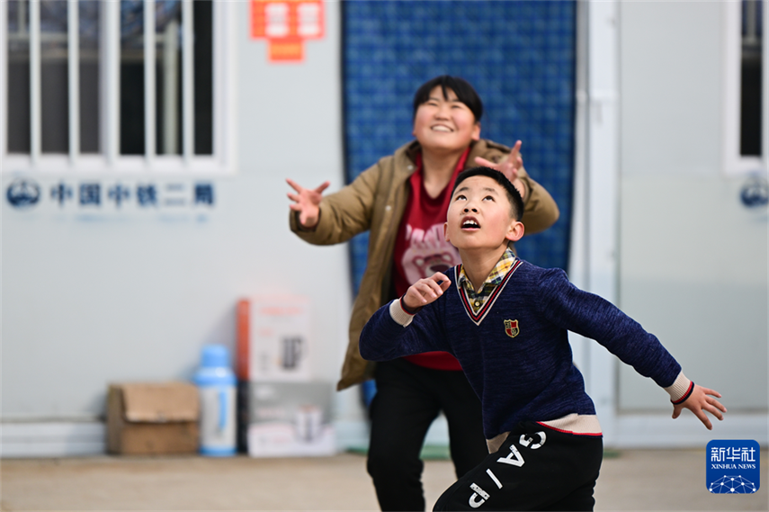 会上，这位人大代表突然拿出两张设计图！