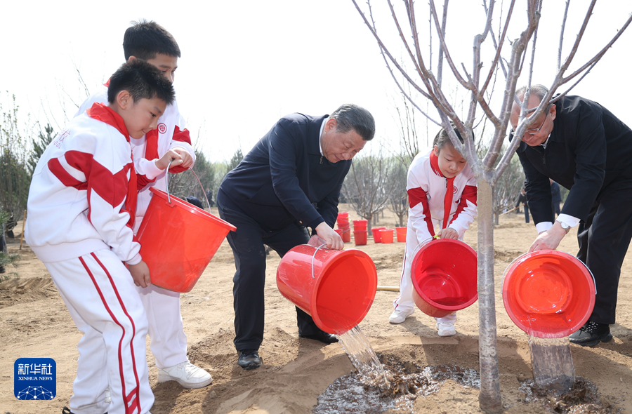 党和国家领导人参加首都义务植树活动