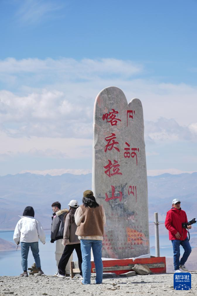 西藏山南：羊湖美景引客来