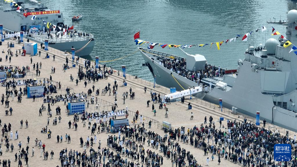 海军成立纪念日舰艇开放活动在青岛举行
