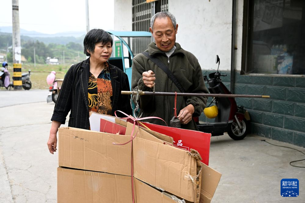图片故事丨安徽岳西：六旬收废品老人储德素的慈善人生