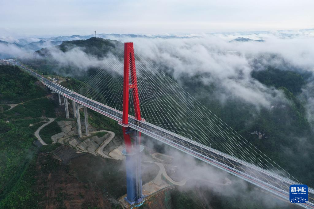 贵州龙里河大桥建成通车