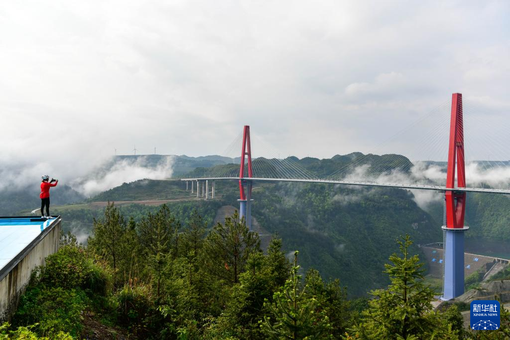 贵州龙里河大桥建成通车