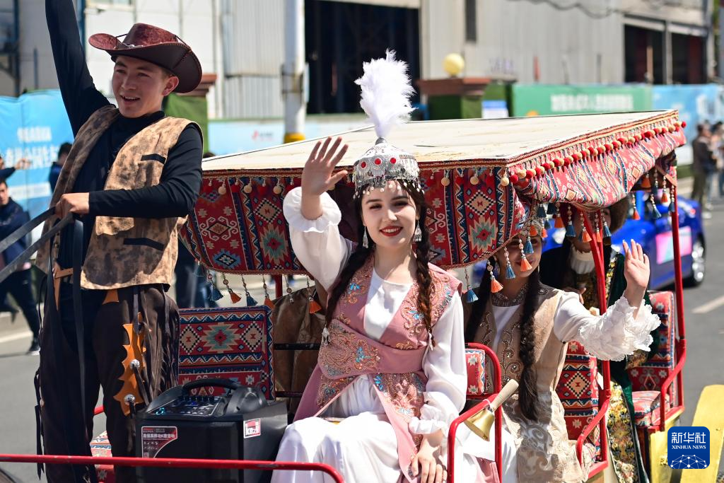 新疆乌鲁木齐:巡游盛宴