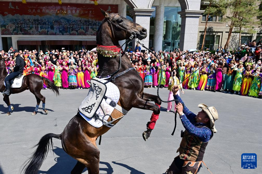 新疆乌鲁木齐:巡游盛宴