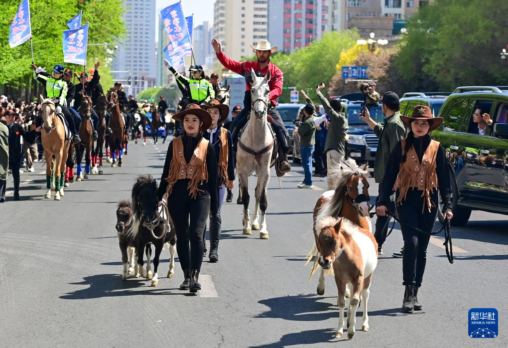 新疆乌鲁木齐:巡游盛宴