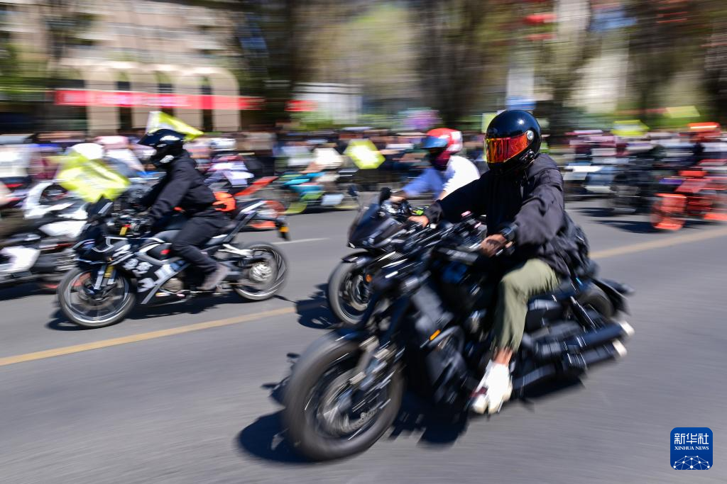 新疆乌鲁木齐:巡游盛宴