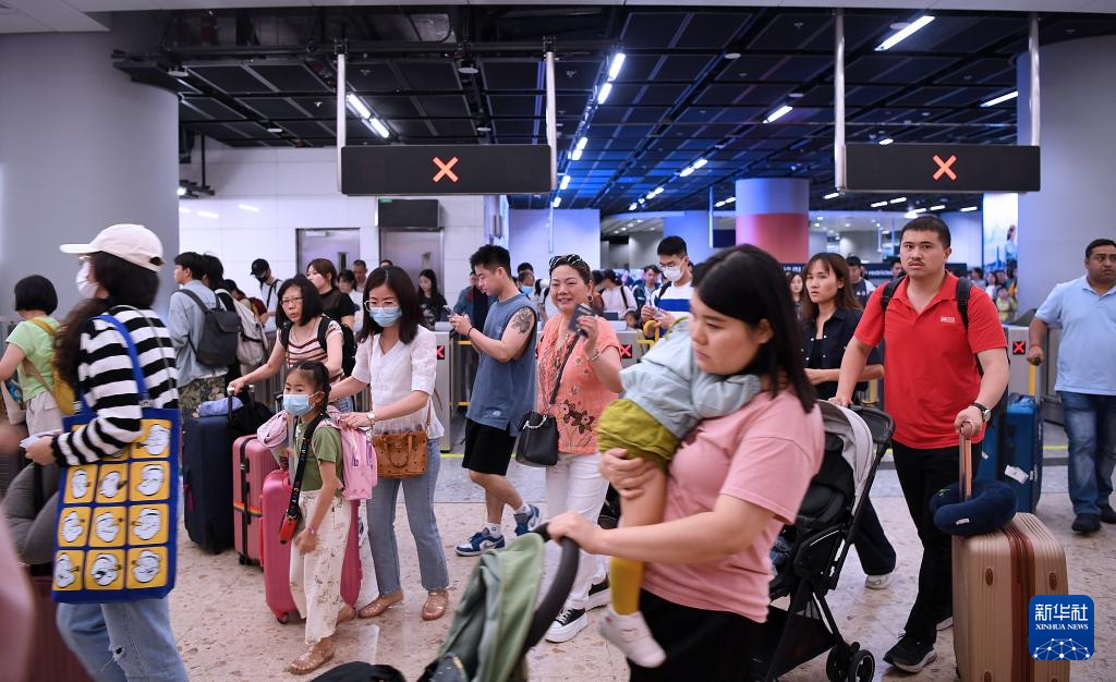 “五一”假期首日 香港迎来大批内地旅客