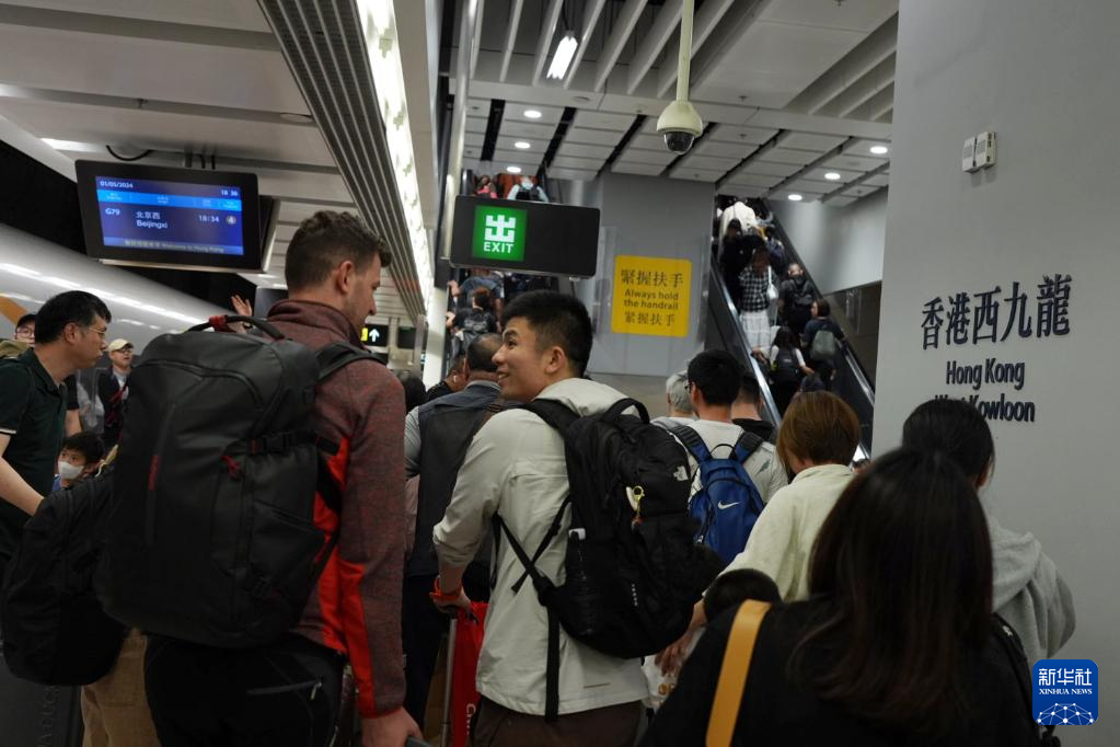 “五一”假期首日 香港迎来大批内地旅客