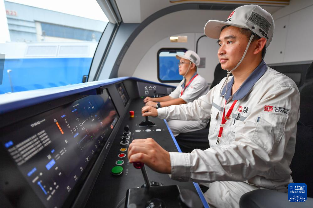 国内首台新型智能重载电力机车在湖南株洲下线