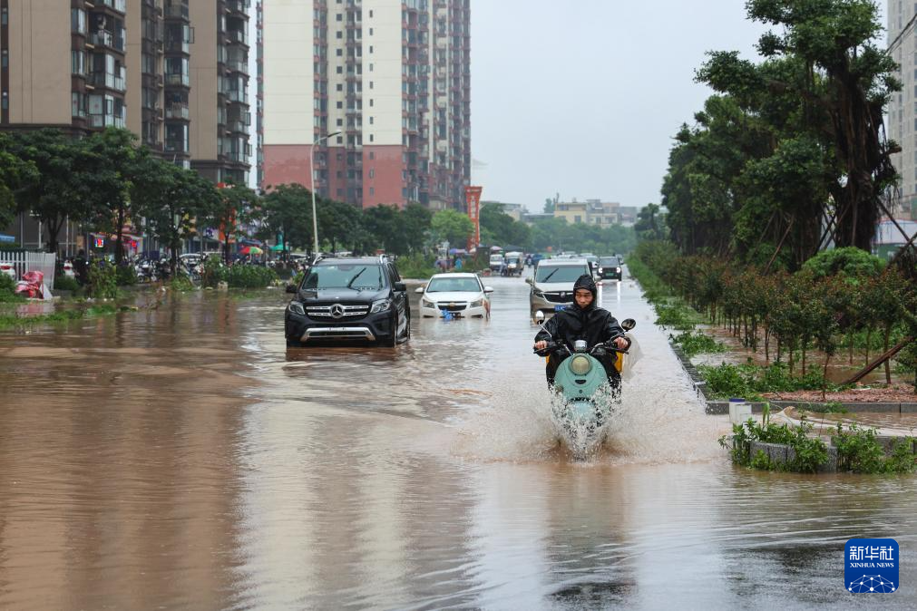 广西钦州遭遇强降雨 市区出现多处内涝