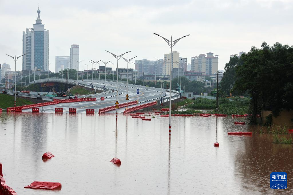 广西钦州遭遇强降雨 市区出现多处内涝