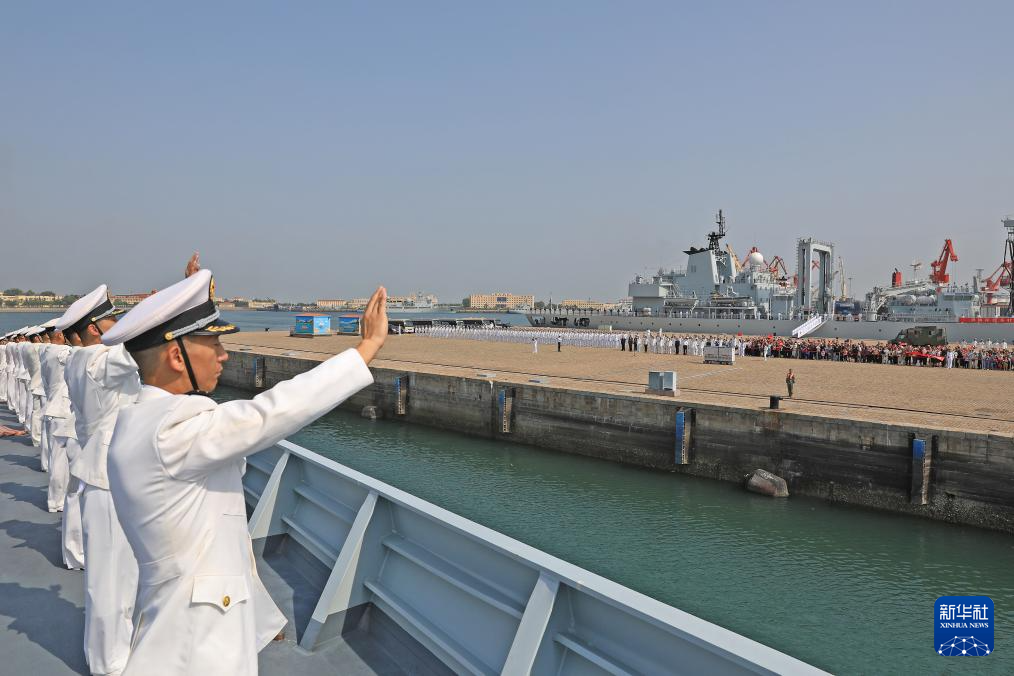 中国海军第45批护航编队完成任务返回青岛