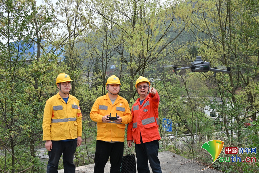 【发现最美铁路】高铁“巡山队”披荆斩棘护通途