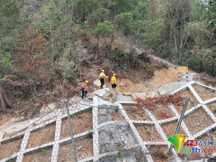 【发现最美铁路】高铁“巡山队”披荆斩棘护通途