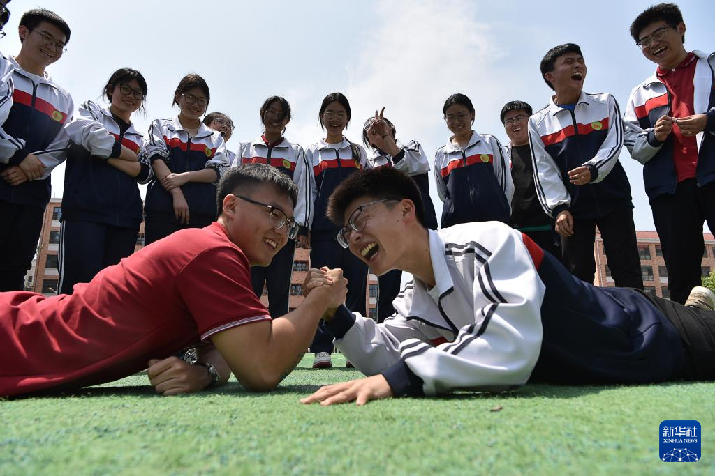 5月22日,河南省焦作市温县一中的高三学生在操场上参加减压趣味游戏