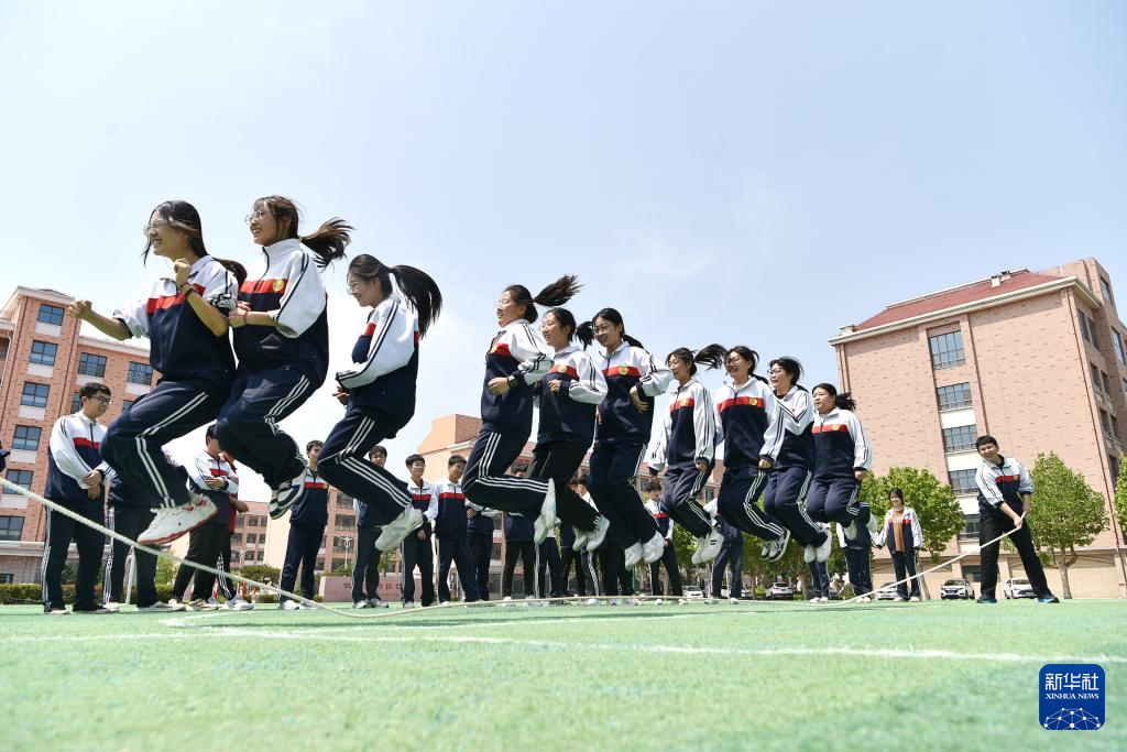 > 新华社发(刘满仓摄)[责编:邢彬]近期,各地高中开展丰富多彩的活动