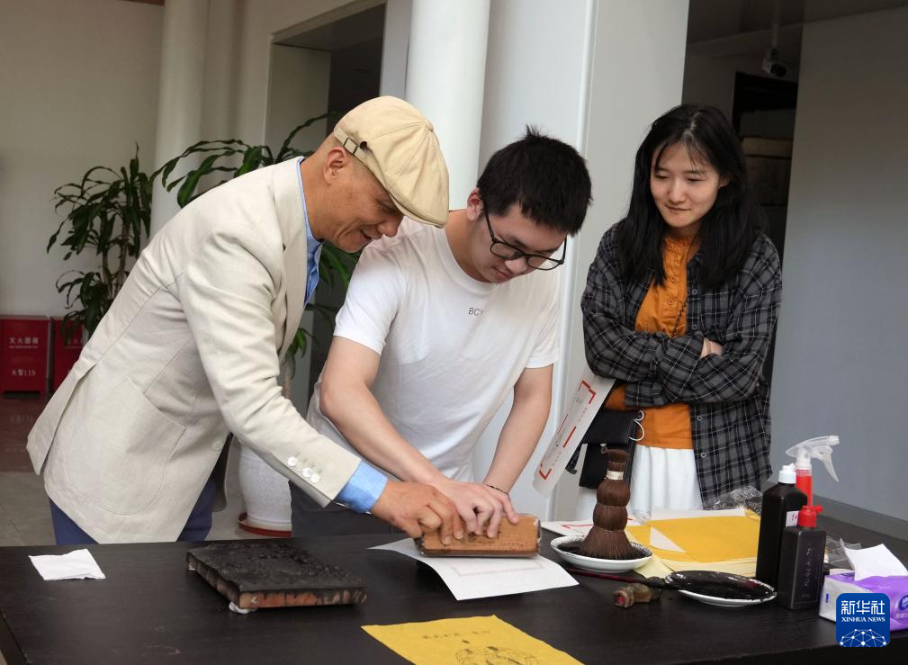 非遗木版水印艺术展走进同济大学