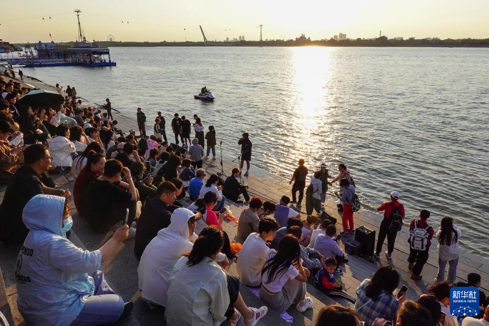 “尔滨人”的生活仪式感：“上江沿儿”乐享夏日闲趣