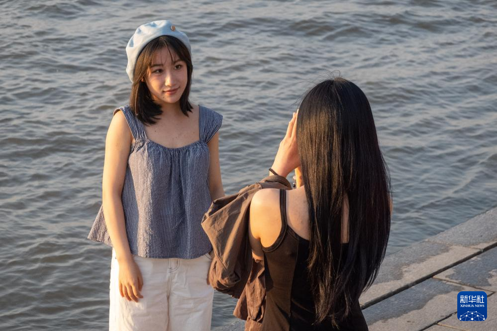 “尔滨人”的生活仪式感：“上江沿儿”乐享夏日闲趣
