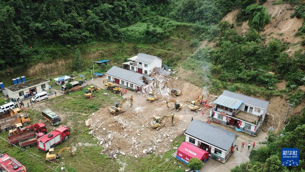 湖南新晃突发山体滑坡致8人遇难