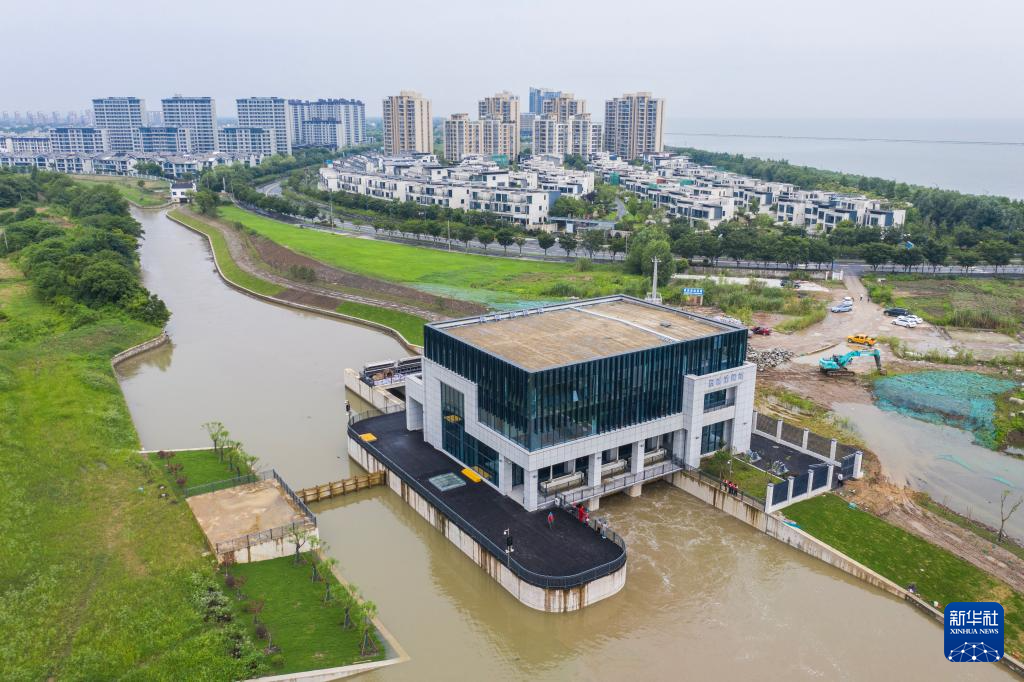 浙江湖州：太湖南岸环湖大堤开启防汛排涝