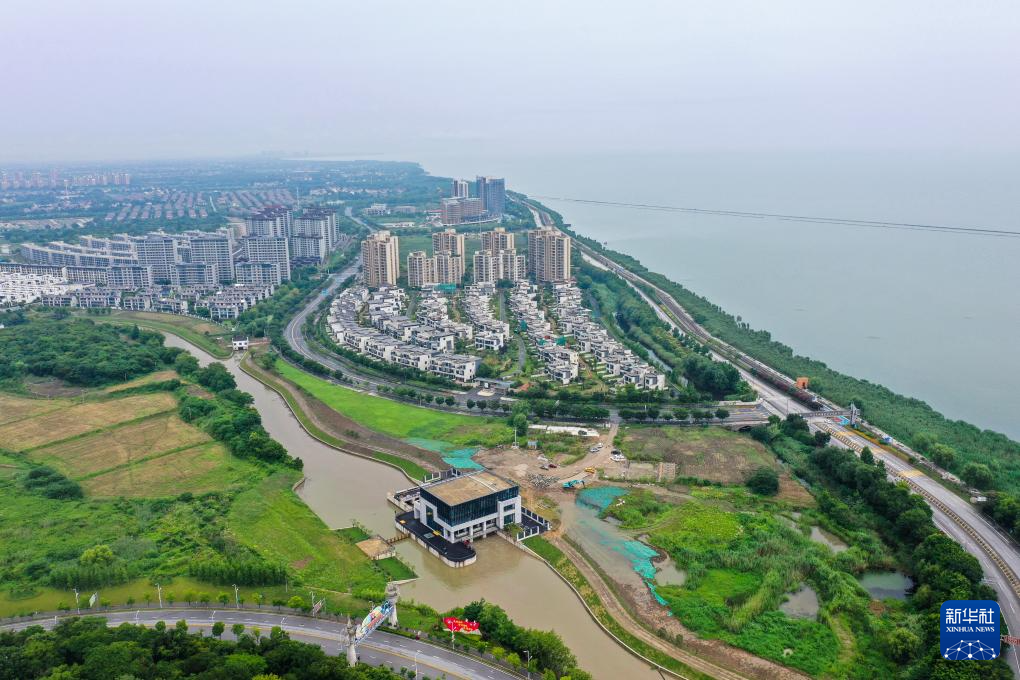 浙江湖州：太湖南岸环湖大堤开启防汛排涝