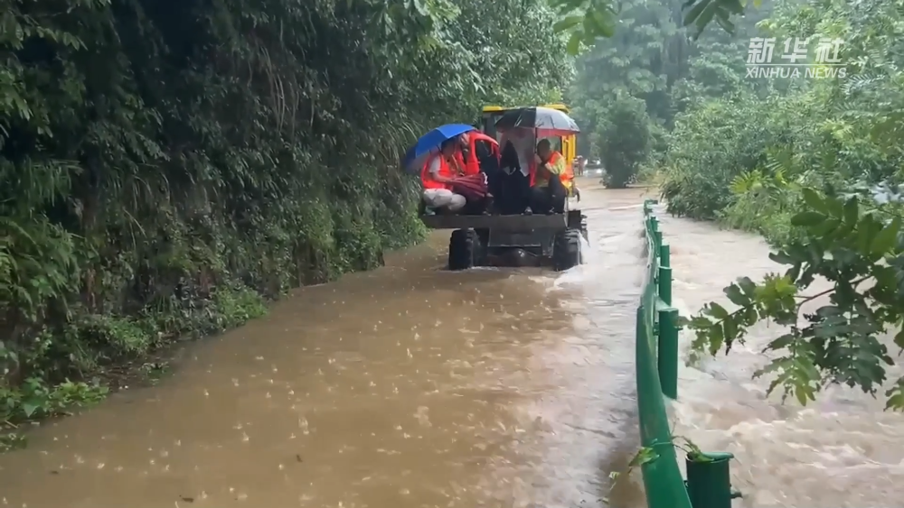 新华全媒+｜暴雨中的面孔 _光明网