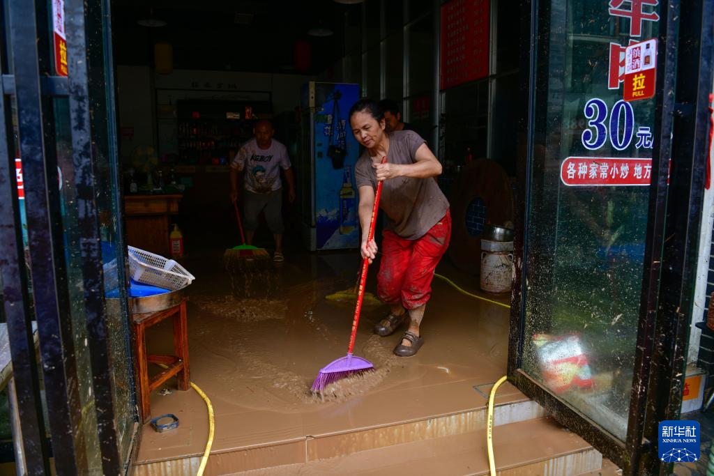 贵州镇远：洪灾后 忙恢复