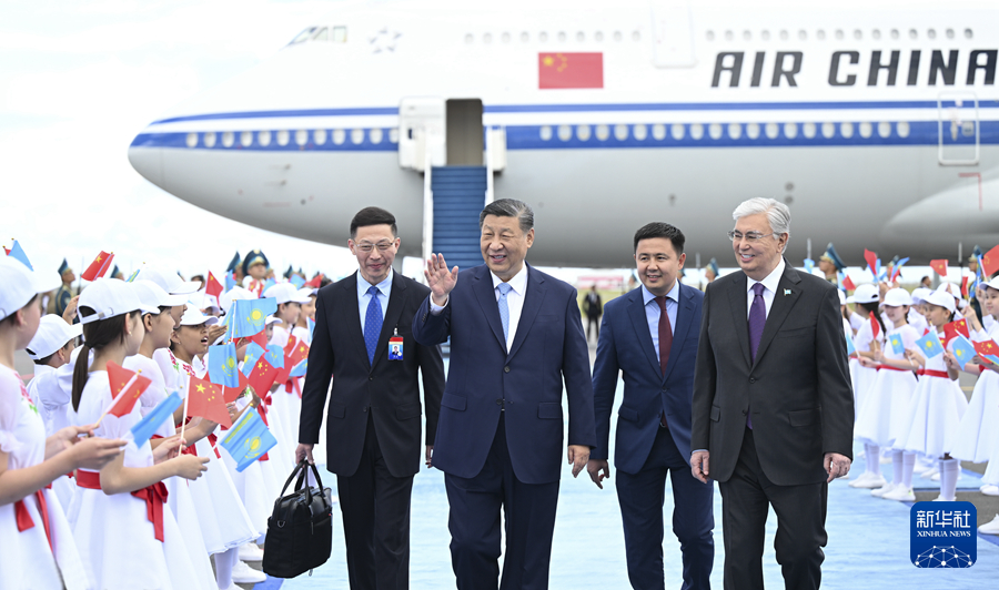 习近平抵达阿斯塔纳出席上海合作组织成员国元首理事会第二十四次会议并对哈萨克斯坦进行国事访问