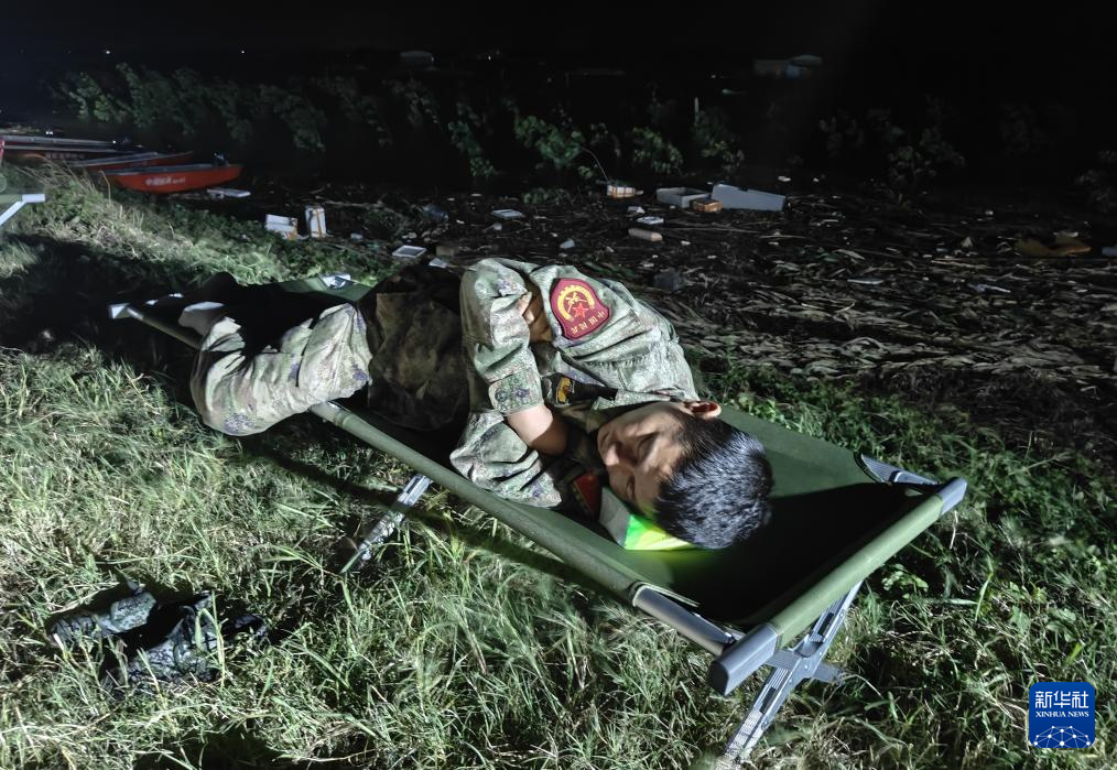 聚焦防汛抗洪丨夜幕下的士兵突击——驻军部队通宵达旦强攻华容决堤险情目击记