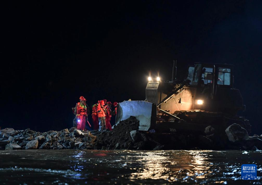 必威聚焦防汛抗洪｜湖南华容县团洲垸洞庭湖大堤决口完成封堵(图3)