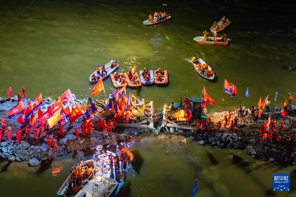 必威聚焦防汛抗洪｜湖南华容县团洲垸洞庭湖大堤决口完成封堵(图6)