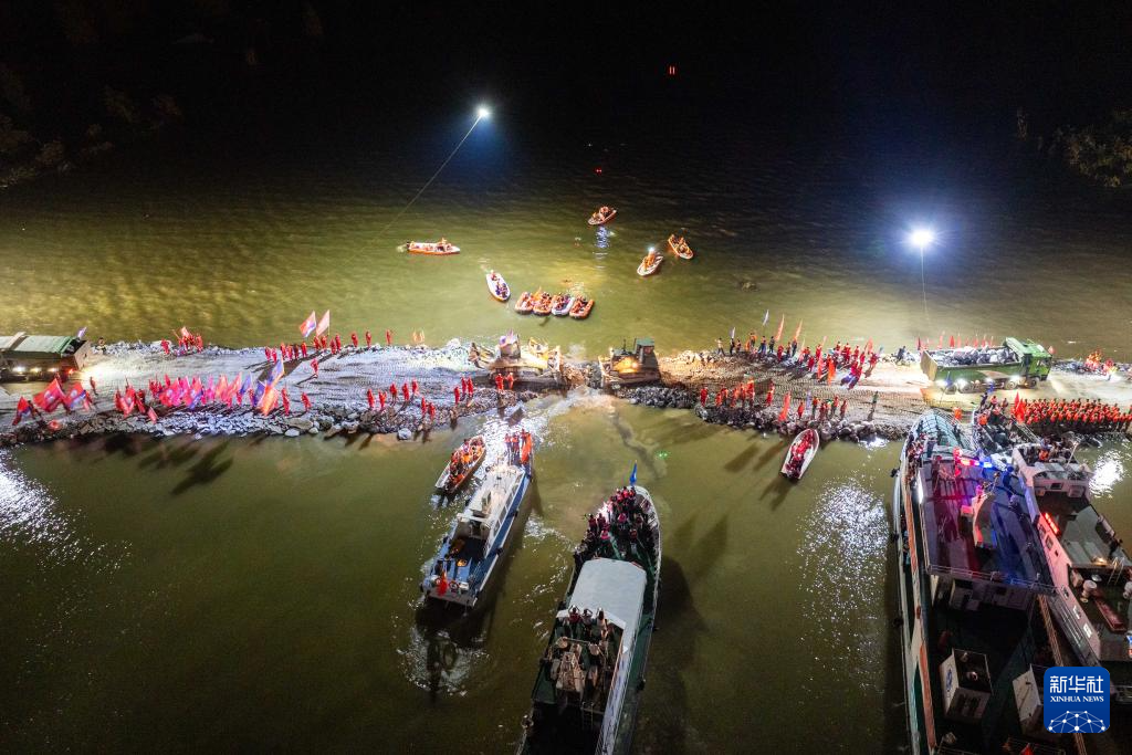 必威聚焦防汛抗洪｜湖南华容县团洲垸洞庭湖大堤决口完成封堵(图9)