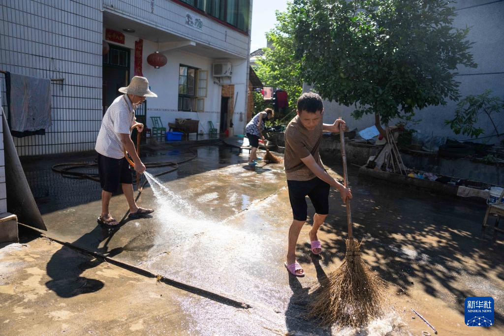 聚焦防汛抗洪｜湖南湘潭：清淤除障 恢复家园