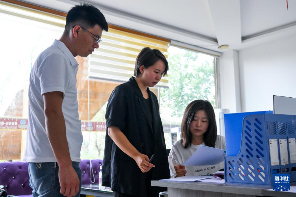 四季中国｜沙漠增绿又生金 一名返乡大学生的“库布其情缘”