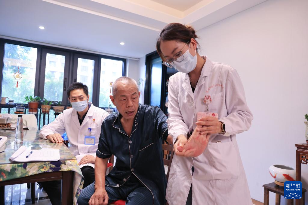 家庭医生当好居民健康“守门人”——江苏南京加快打通居民健康管理服务“最后一公里”