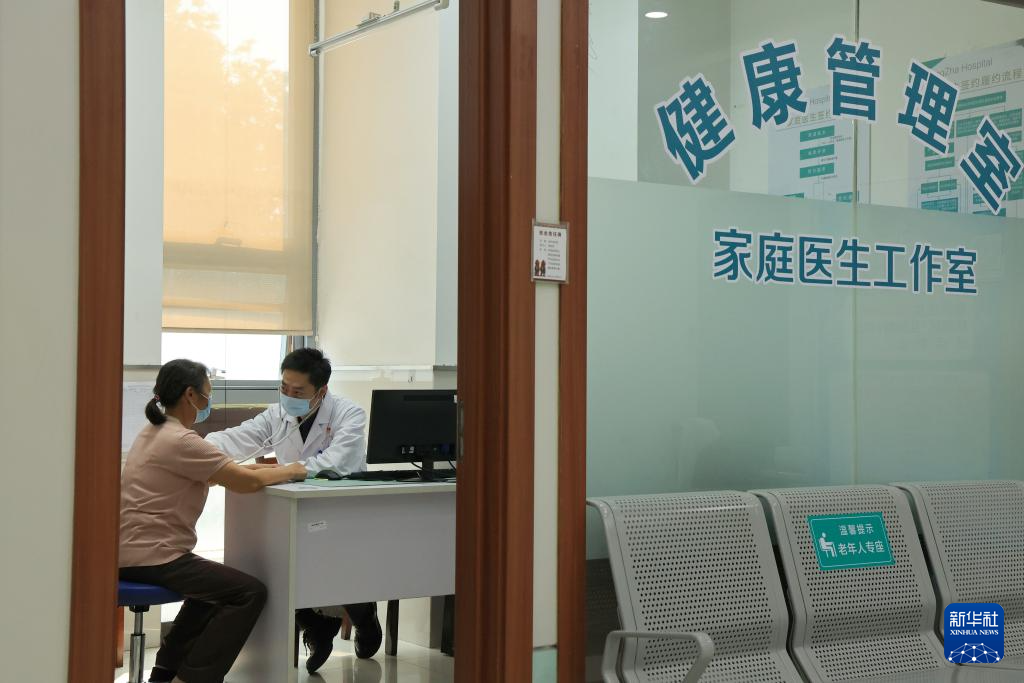 家庭医生当好居民健康“守门人”——江苏南京加快打通居民健康管理服务“最后一公里”